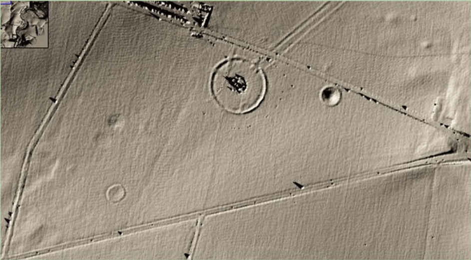 Arheološko najdišče Stonehenge v Angliji na LiDAR posnetkih. (vir:http://www.sarsen.org/2013/01/four-ways-to-see-stonehenge-triangle.html)